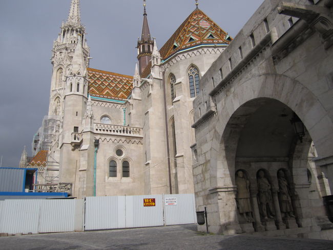 教会の周囲も塀があって見えなくなっていた。<br /><br />手前が漁夫の砦