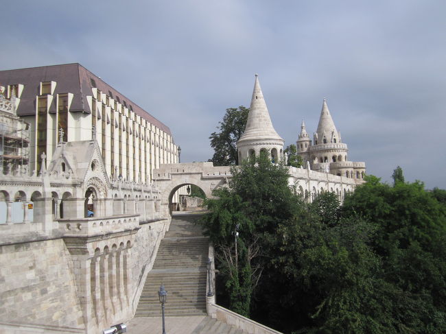 漁夫の砦<br /><br />８時くらい。まだ観光客もいなかった。