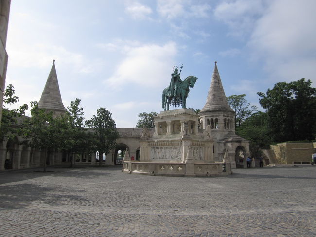 聖イシュトヴァーンの騎馬像<br /><br />漁夫の砦と教会の間の広場にある。