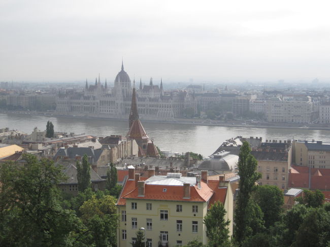 砦はまだ閉まっていたが、砦の下からの眺め<br />対岸に見えるのは国会議事堂