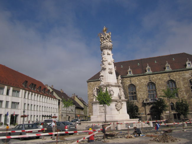 三位一体の像<br /><br />この周りの道路も工事中で近づけない。