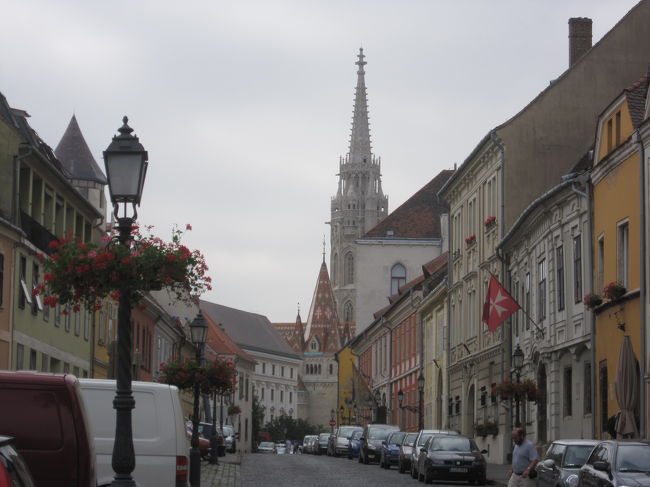 ウィーン門方面から教会を見た街並み<br /><br />建物の配色や花が飾ってあり、とてもかわいらしい。