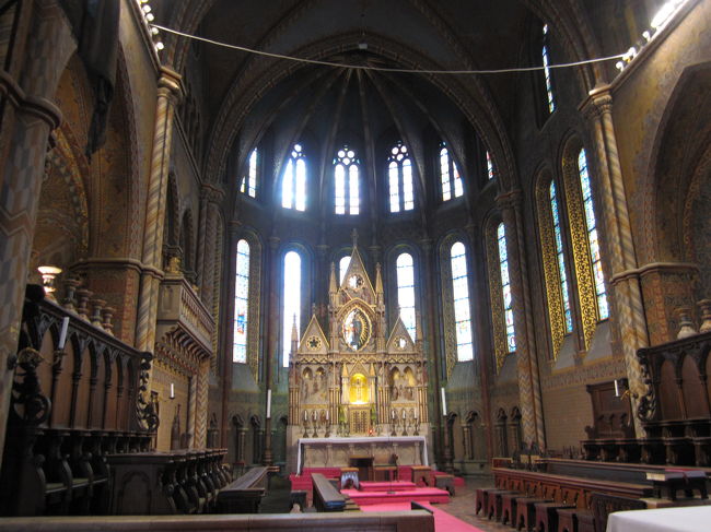 マーチャーシュ教会の中<br /><br />きれいなステンドグラス。