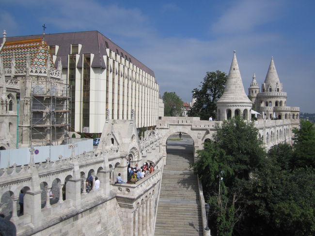 漁夫の砦の上から<br /><br />この時間になるとツアーの観光客が見られた。<br /><br />