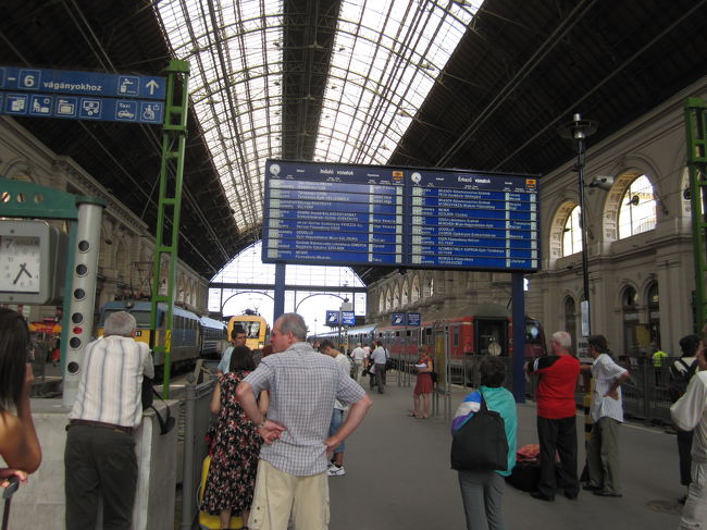 東駅ホーム<br /><br />時刻表を見ながら、乗る列車の出発ホームを確認する。