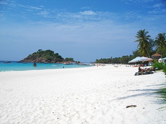 Holidayを背にして見た、パシール･パンジャン。<br />写真の奥で行き止まりではなく、実際は砂浜が折れ曲がったような形でまだまだ続いてます（ラグーナ・レダンがその先にあります）。<br /><br />左に見える島（というか岩山）の周辺一帯は、絶好のスノーケル・ポイントとなっています。