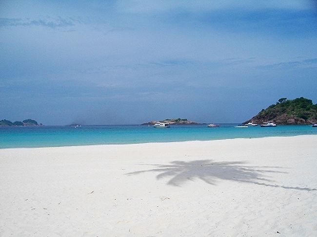 ここパシール･パンジャンは砂が真っ白で、日中は眼に刺さるような（笑）眩しさです。<br />でもおかげで青い空＆海がいっそうキレイに見えます。<br /><br />沖には各リゾートの船がいつも停泊中。