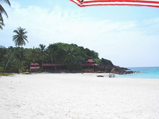 宿泊したサリ・パシフィカの右隣が、パシール･パンジャン最北端のホテル「Redang Holiday」。<br />写真はレストラン部分で、夜な夜な大カラオケ大会が行われていてかなり騒々しかった・・・<br /><br />このリゾート沿いの岩場でもスノーケリングはできるものの、ちょっと奥の方まで行かないと珊瑚は見られません。<br />しかも波が岩場に打ちつけられて、けっこうハードなスポット。