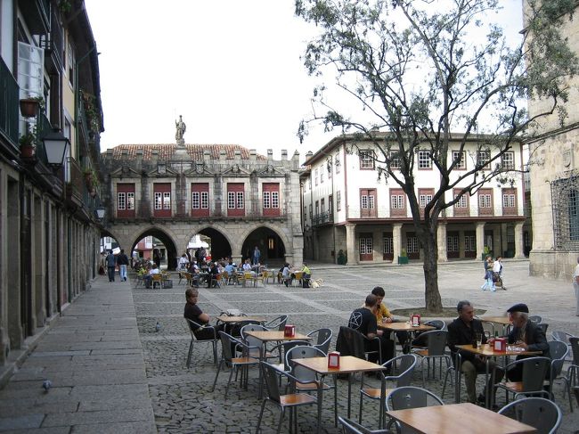 ポルトから電車に一時間ほどのってギマランイスに到着しました。<br />駅からちょっと歩くと歴史のありそうな建物が並ぶ旧市街に到着します。