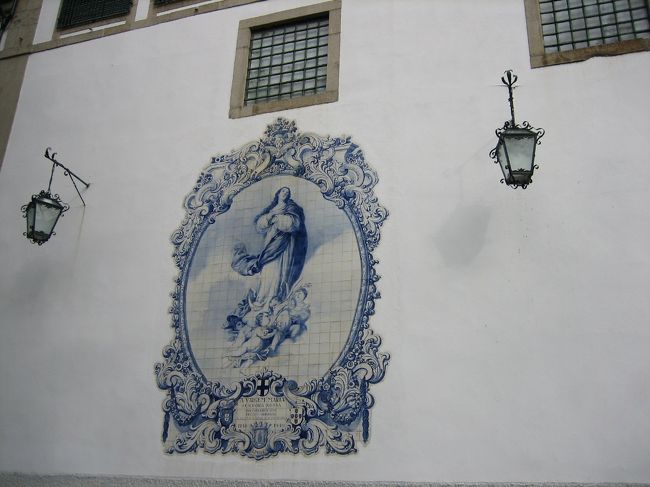 すごくきれいなアズレージョがある壁。