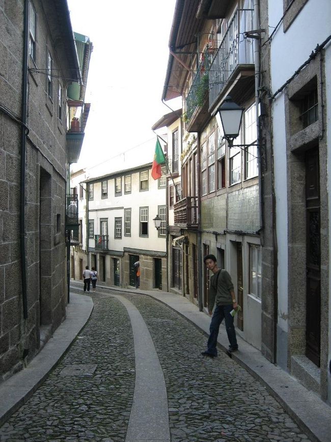 いろいろな史跡がある上に、コンパクトな町で、ぶらぶら歩くだけで楽しくなるようなとても楽しい町でした。<br /><br />公爵館とお城を見て、小さな町をぶらぶらと歩き、そろそろ帰ろうかというところで見つけたお菓子屋さんで、パォン・ド・ローというカステラの原型といわれているお菓子を発見。ほんとにカステラとおんなじ味で、昔この国と日本がつながっていた事に少ししみじみとしてしまいました。<br /><br />そんなこんなで、また電車に乗ってポルトへ帰ります。<br /><br />駅の近くで、ガイドブックに書いてあるレストランにいって、全く期待はずれでがっかりするというお決まりをこなしてから、ポルトの最後の夜は更けていきました。