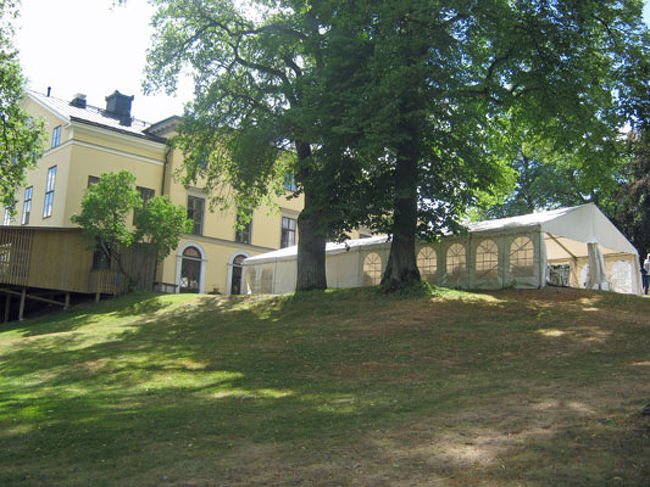 夏は外の席が人気です。