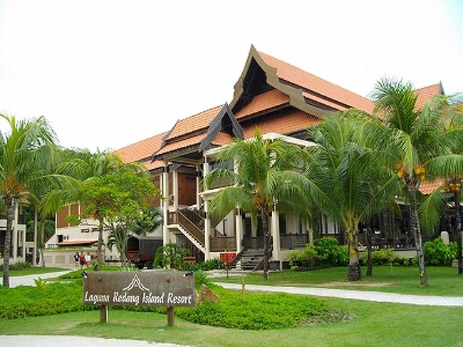 パシール･パンジャン側で一番大きなリゾート、ラグーナ･レダン。<br />ここのホテル所有のボートは、他のリゾートと段違いで立派だった。<br />