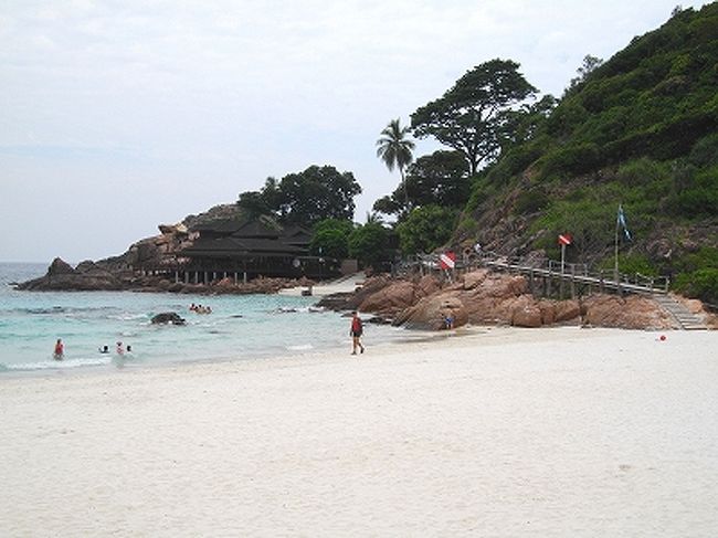 パシール･パンジャンの最南端に到着。右側にはラグーナ・レダンが建っています。<br />その前の砂浜から岩場の上には橋がかけられていて、「Redang Reef」というリゾートにつながっていました。<br />昔は浜があったのか、無理矢理岩の上に造ったのか、なかなか不思議な風景。