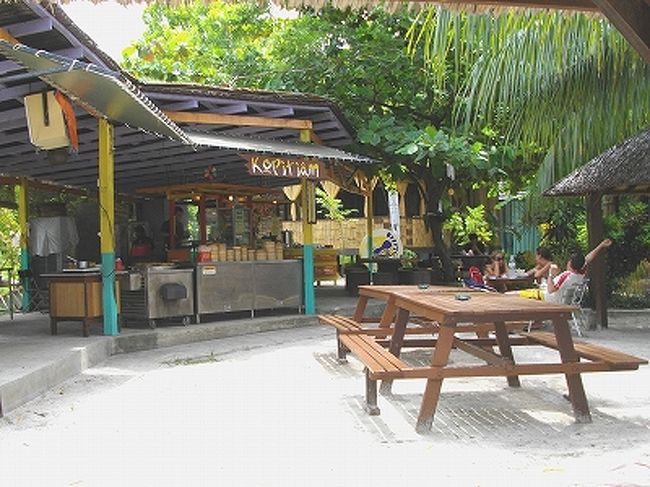 ラグーナの手前に位置する、レダン・ビーチリゾート。<br />いろんなお店（食べ物＆ショップ）があって、明るくて開放的な雰囲気のリゾートでした。<br /><br />「Kopitium」という屋台風のここは、点心やハンバーガー、春巻きなど軽食があります。