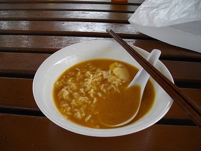 カレースープのインスタントラーメン、卵トッピングで4RM。<br />海で泳いでちょっとコバラが減った時に食べると、あら不思議〜〜<br />ジャンクフード最高ー！！