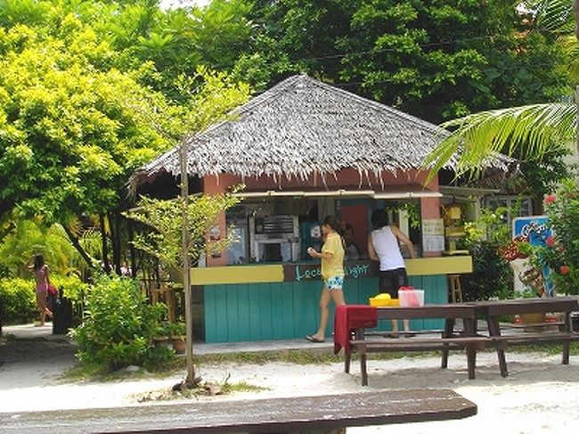 ずっと気になっていたアイス・カチャン（カキ氷）をここでゲット！<br />日本みたいにフレーバーが選べるわけではなく、全部のせで完成したのは・・・