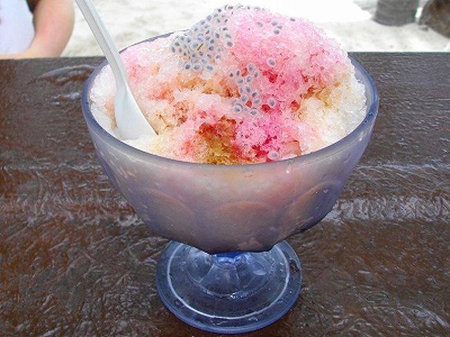 カエルの卵みたいなのがかかってて、アヤシさ全開！！<br />激甘なんだろうなぁ、と覚悟しながら食べてみると。。。まさかの(笑)美味♪♪<br />甘さ控えめでおいしかったです。<br /><br />底の方には寒天とか豆、それとなぜかコーンが？？<br />粒のトウモロコシだけだったらまだいいけど、缶詰のコーンの汁も入ってて、トウモロコシの主張強すぎ。<br /><br />でも毎日食べに行っちゃいました（＾＾；