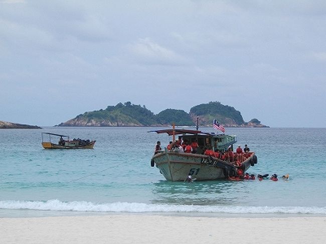 お隣ホリデーの皆さんは、なぜか我がサリ・パシフィカの前まで歩いてきて毎日スノーケリングに出かけてました。<br />ライフジャケットを着こんで乗り込むところは、何だかスノーケル･トリップに行くというより難民救助・・・