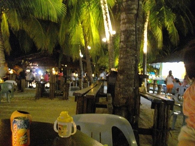 パシール・パンジャンは、夜も結構賑やかです。<br />レダン・ビーチリゾートでは椰子の木につけられたライトが、明るすぎずいい感じに辺りを照らします。
