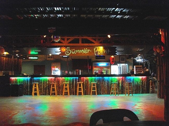 BARもあって、ここは音楽がガンガンにかかってます。<br />時々生演奏もしてました。