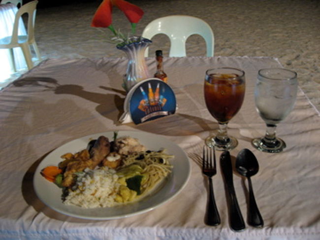 ビュッフェスタイルのディナー。ビーチにはこの類いのお店がいくつもある。お値段リーズナブルで味良し。ただ、フリーでついてくるこの妙な甘さのアイスティーだけ、どうしても馴染めない。。。<br />しかし、海を目の前に夕食なんて、贅沢だなぁ。