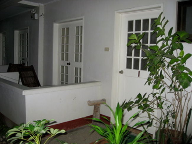 ホテル部屋の入り口。ちゃんと水着を干すロープまであるところが、日本人経営らしく細やかな気遣いを感じる。<br /><br />明日は2年ぶりのダイビングなので、併設スパでマッサージを受け、23時ごろ就寝。雨期だけど、お願いだから1日だけ晴れて〜