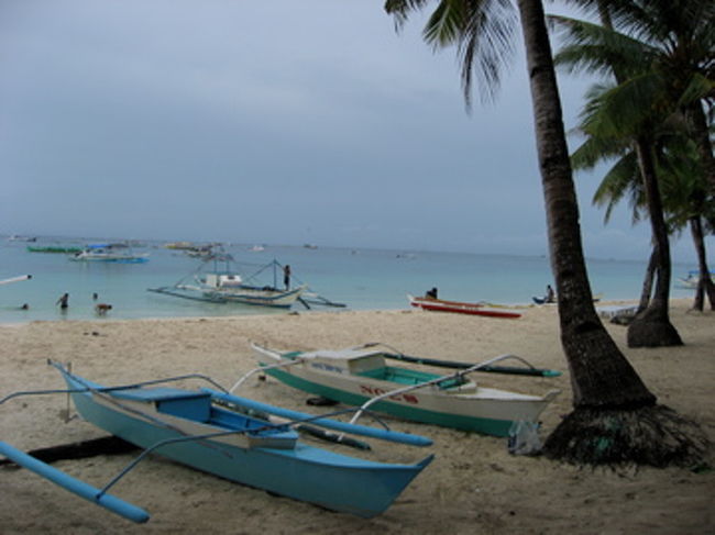 ボラカイ島2日目<br /><br />曇天だけれど、なんとか天気は持ちこたえている感じ。<br />となりのショップに行くと、ウェットスーツを着るように言われ、フィンとマスクを持って浅瀬に浮かんでいるパンガーボートまで行く。もちろん桟橋なんてないので、ちびっこな私は微妙に足が届かず、若干あっぷあっぷ。<br /><br />船上には、ボートを操縦してくれるキャプテン、ガイド、ダイブマスター、そしてファンダイブに来たフランス人男性2名と私。しょうじきドキドキだったけれど、少人数なのはかなりの安心材料。しかも一人参加の私のバディはダイブマスター。マイペースで行きましょう。<br /><br />無事1本目を終え、浮上すると、1度ショップに戻る。<br />ここではポイントまでが30分以内なので、1本ずつショップに戻るスタイル。船酔いが心配でトイレが近い私にはもってこいの環境。<br />ショップに戻って休息している間に、なんと雨がふりだした。<br />やっぱり雨期なのね。。。せっかく全身日焼け止めばっちり塗ったのに。<br /><br />フランス人男性2人は1本のみで帰ってしまい、2本目には体験ダイビングだという、どこか別の国のカップルと一緒に潜った。だいぶ感覚をとりもどしてきたので、明日は水中カメラを借りようかな。
