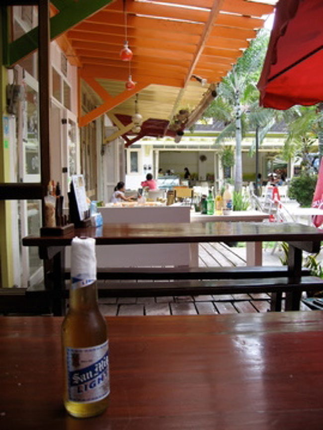 ダイビング2本を終え、腹ぺこなので昼ご飯を食べに、この島のメインショッピングモール「Dモール」へ。ローカルフードっぽいものをと選んだのが・・・