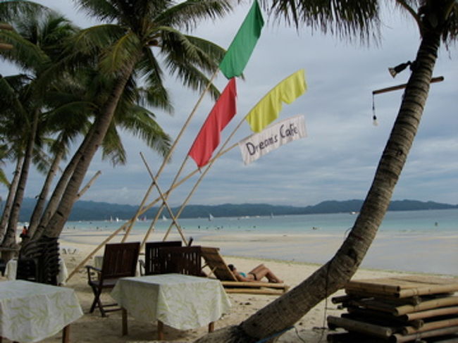 夕方になって天気が良くなってきた。<br /><br />ビーチでおばちゃん達がマッサージの呼び込みをしているので（350ペソ≒700円）、やってもらおう。ビーチのパラソルの下でのマッサージなんて、これまたぜいたくぅ〜<br /><br />目が覚めて支払いをしようとすると、おつりがないと大騒ぎ。私は500ペソ紙幣しかなかったので、150ペソのマニキュアもやってもらうことにした。観光地なんだから、おつりくらい準備しておいてよね。