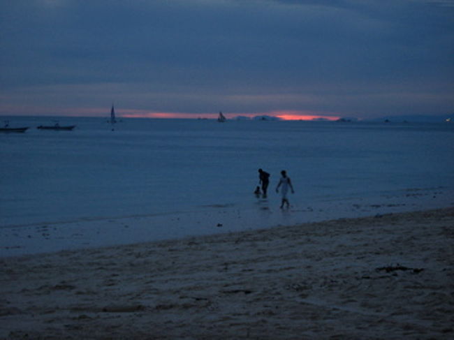 サンセット<br /><br />この後、朝お世話になった隣のダイビングショップから「こっちに来て一緒に飲まないか」とのお誘い。朝一緒に潜ったフランス人の彼らも遊びに来ていて、インストラクター他ショップの皆さんと一緒に楽しくカンバセーション。間もなくパイロットになるというフランス人の彼は、私にも聞き取りやすいとてもきれいな英語を話し、またもうひとりは韓国出身（でも子供の頃に移住したとかで、韓国語は全く話せないらしい）で同じアジア人として馴染みやすく、フィリピン人インストラクターの英語もとてもわかりやすい。英語の勉強としてこんなに良い環境はない！！英語でのコミュニケーション練習中のみなさん、いきなり英語圏に行くより、アジアの方が初級編としてはオススメです。やっぱり骨格が似てるから発音が聞き取りやすいのでしょう。