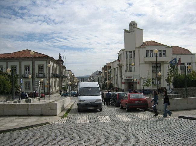 かわいい絵柄の汽車で田舎をゴトゴトと２時間ほど走りますと、大きな川を渡ってヴィアナ・ド・カステロに到着です。<br />