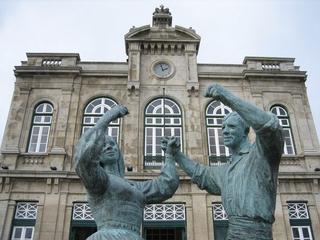 駅前の銅像もなんか浮かれてます。