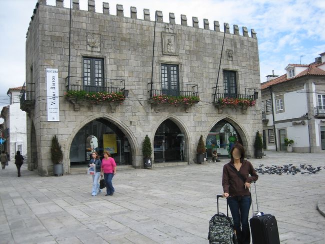 ここも古い小さな町で、街の真ん中にあるレプブリカ広場を中心にぐるっと２０分ほど歩き回ると一回りできてしまうような規模でした。<br />これは旧市庁舎です。