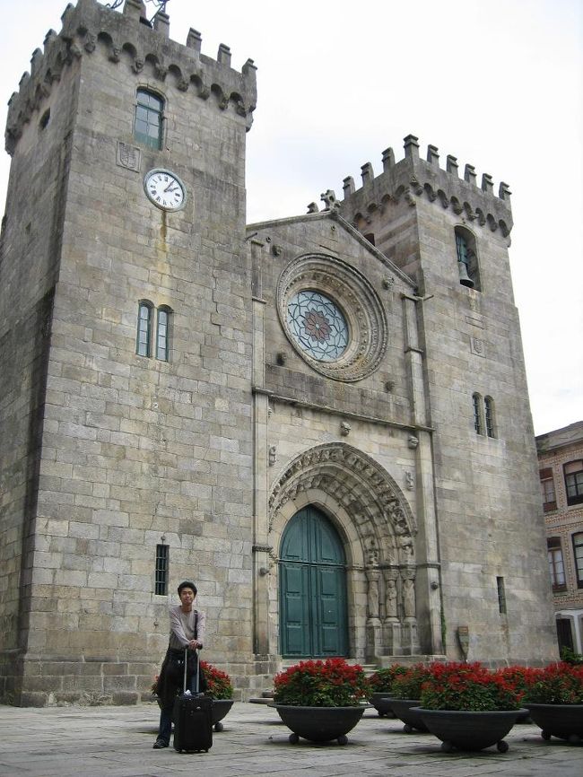 カテドラルです。<br />20分くらいでぐるっと回ってしまえるような小さな町ですが、旧市街全体が昔ながらの雰囲気が全体に残っているとても良い町でした。<br />ホテルで飲むために、小さなワイン屋さんで赤ワインを２本購入。一本１ユーロ台というありえないお値段でしたが、ちゃんと地元のワインで、味もバッチリでした。<br />