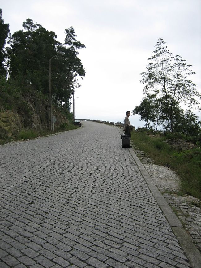 準備完了という事で、いよいよ山頂のポサーダに向かいます。<br />ガイドブックによると、徒歩でも３０〜４０分という事だったので、歩いて上ろうという事になり、カバンをごろごろ転がしながら歩き始めますが、正直やめときゃよかったです。<br /><br />道がずーっと小さな石を敷き詰めた石畳で、カバンのタイヤが転がらない事転がらない事。<br />結局１時間半掛けて、全身汗だくになって山頂までたどり着く事ができました。