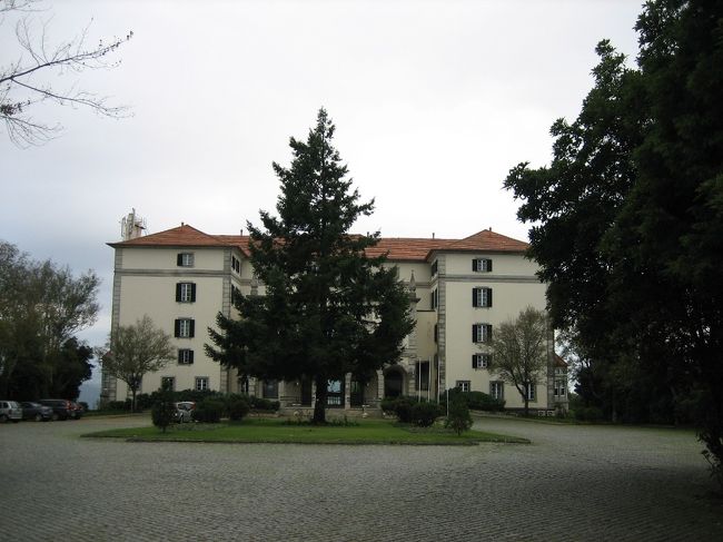 そして、これがこの日宿泊するポサーダです。<br /><br />今回の旅では基本安い宿に泊まったのですが、今日だけは贅沢しました。<br />開いている部屋の中で一番高いお部屋を予約しました。（といっても1泊200ユーロくらいでした）