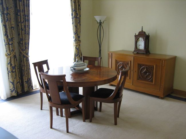 チェックインしてびっくりの予想外の超豪華なお部屋で、テラス付きのワンベッドルーム。<br />窓からはサンタルジア山山頂のサンタルジア教会と大西洋に流れ込むリマ川が一望の下。さらにお風呂はぶくぶく付きだし。<br />