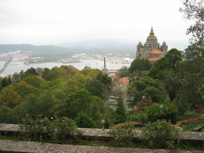 テラスからの町とサンタ・ルジア教会の眺めも最高です。