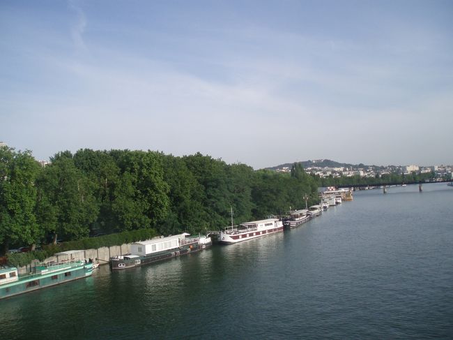 今日はヴェルサイユ宮殿の半日ツアーに参加します。こちらはバスから見たセーヌ川