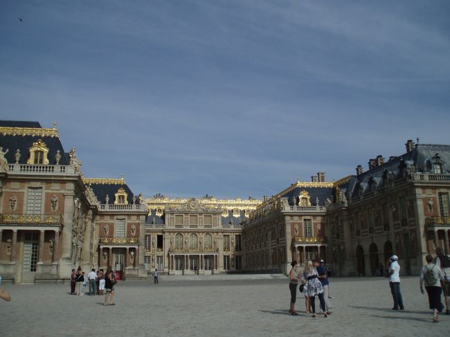 ヴェルサイユ宮殿に到着、天気も良くて観光日和。<br />添乗員さんから<br />「到着したらすぐに走って入場して下さい。もう少しするとすごい列になって大変な事になります」と言われたのでバスに降りてから急いで入口に向かいました。でも私たちがいった時点で入口は３０分待ち…夏休み期間のヴェルサイユ宮殿の混雑はすごいらしいです。