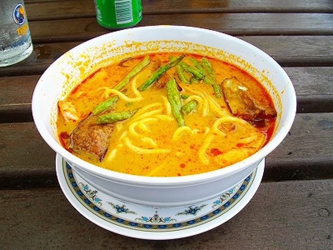 お昼に食べたラクサ。<br />ココナッツとカレーのスープ、麺はうどんのような感じです。<br />見た目は辛そうですが、マレーシアの料理は一般的にそれほど辛くないのだそうです。
