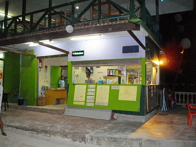 お店の前にはメニューと値段が貼られているので、とても利用しやすいです。<br />水曜の夜に行ったら、「今日はホリデーだからチーズバーガーしかできない」と謎の回答。