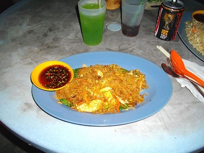 翌日はちゃんと開店（笑）<br />ビーフン・ゴレンをおいしくいただきました。<br /><br />ここは全ての料理に小皿でタレがついてたけど、これも全然辛くなかった。