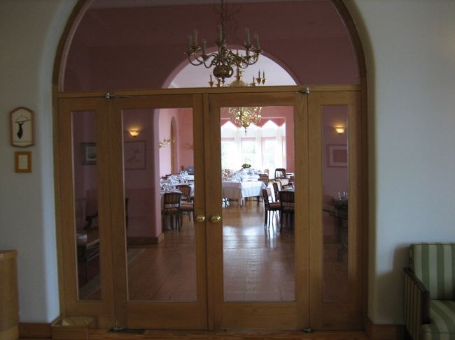 レストラン。<br />ここのレストランがまたすごかったです。<br />そこら中でおいしいおいしいと食べたタコもタラもスープも、おんなじ料理なのに味が全然違いました。洗練された感じとでも言うのでしょうか。やっぱり同じ料理方法でも、違う世界の料理があるんですね。<br />