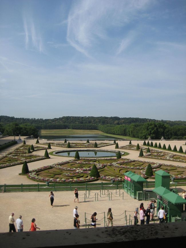 庭園もキレイです。本当はマリーアントワネットがよく過ごしていた、プチトリアンノとかも見たいのだけど残念。