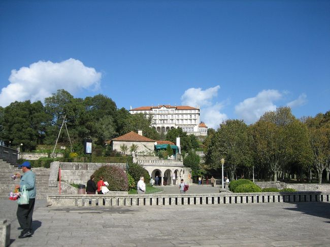 チェックアウトしてから再び山頂をぶらぶらお散歩。<br />帰りはホテルにタクシーを呼んでいただいて、駅に向かいました。<br />というわけで、一泊だけと言うのがもったいないくらい、色々と大満足のポサーダでした。