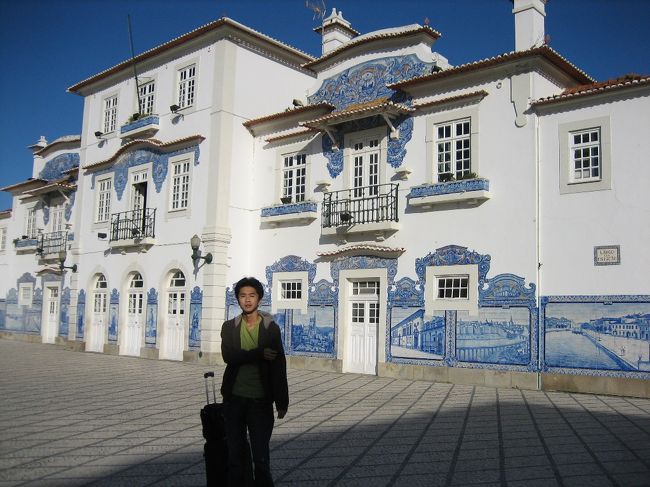 せっかくなので、途中のアヴェイロで途中下車。<br />ここの駅もアズレージョの装飾がとても美しい建物でした。<br />町をちょっとぶらっとして、お土産やお昼ご飯を済ませてからリスボンへ向かいました。