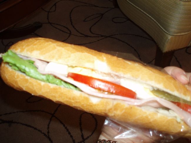 お昼はホテル前のお店でサンドウィッチ。やっぱりパリのバケットはすごいおいしい。