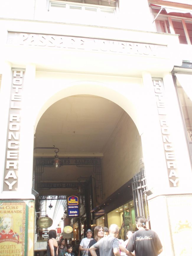 お昼の後はそれぞれ行きたい所があったので相方さんとは別行動しました。やってきたのはパッサージュジュフロワ。